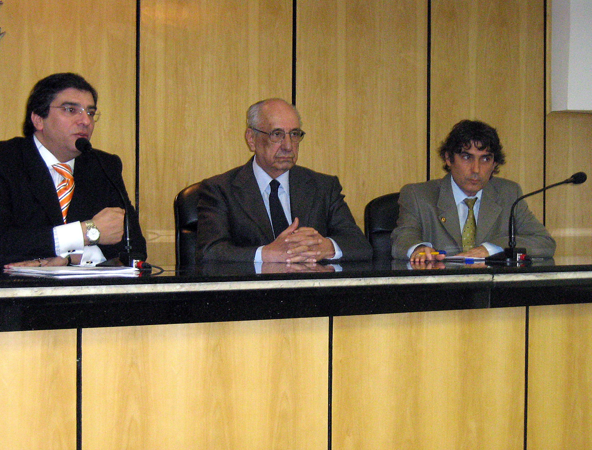 Luiz Flvio D"Urso, Roberto Protzio e Carlos Giannazi<a style='float:right;color:#ccc' href='https://www3.al.sp.gov.br/repositorio/noticia/06-2008/gianazzi OAB.jpg' target=_blank><i class='bi bi-zoom-in'></i> Clique para ver a imagem </a>